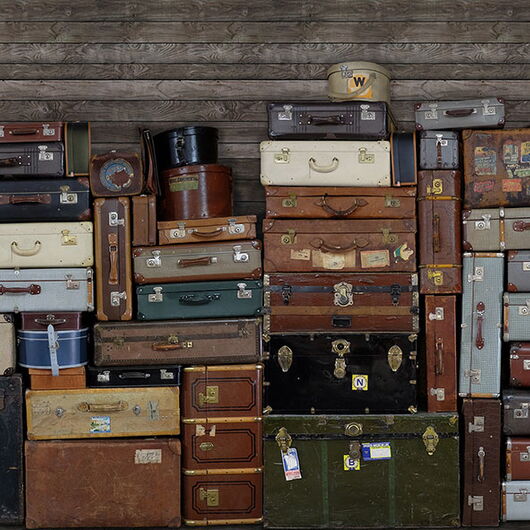 REBEL WALLS 1222678DP Stacked Suitcases - indiv. Digitaldruck, Motiv fortsetzbar