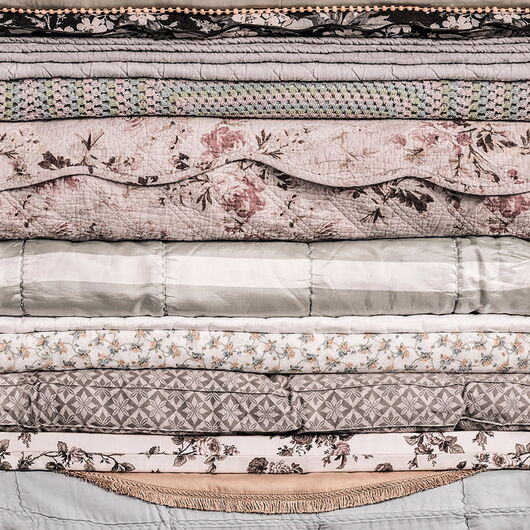 REBEL WALLS 1222762DP Her Royal Slumber, Vintage - indiv. Digitaldruck, Motiv fortsetzbar